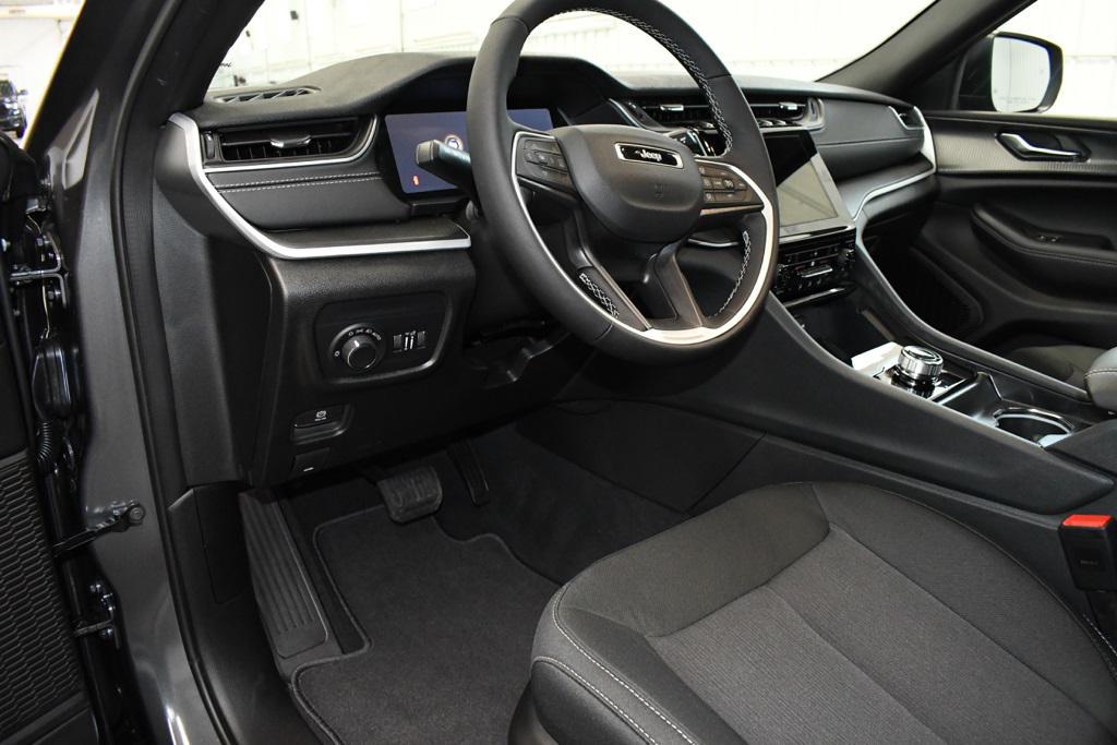 new 2025 Jeep Grand Cherokee car, priced at $41,927