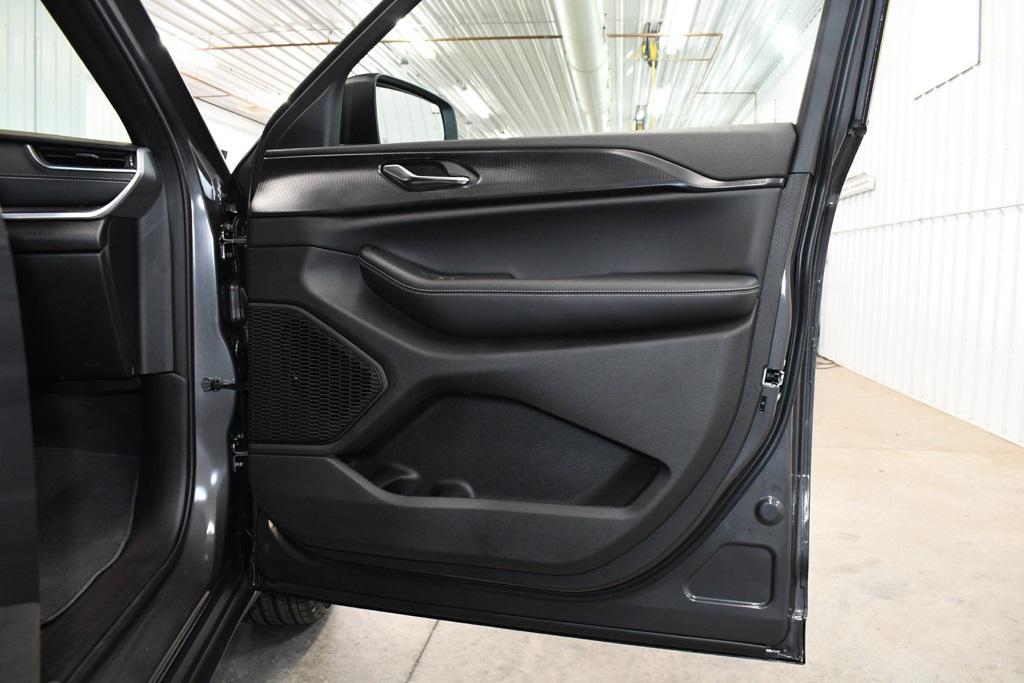 new 2025 Jeep Grand Cherokee car, priced at $41,927