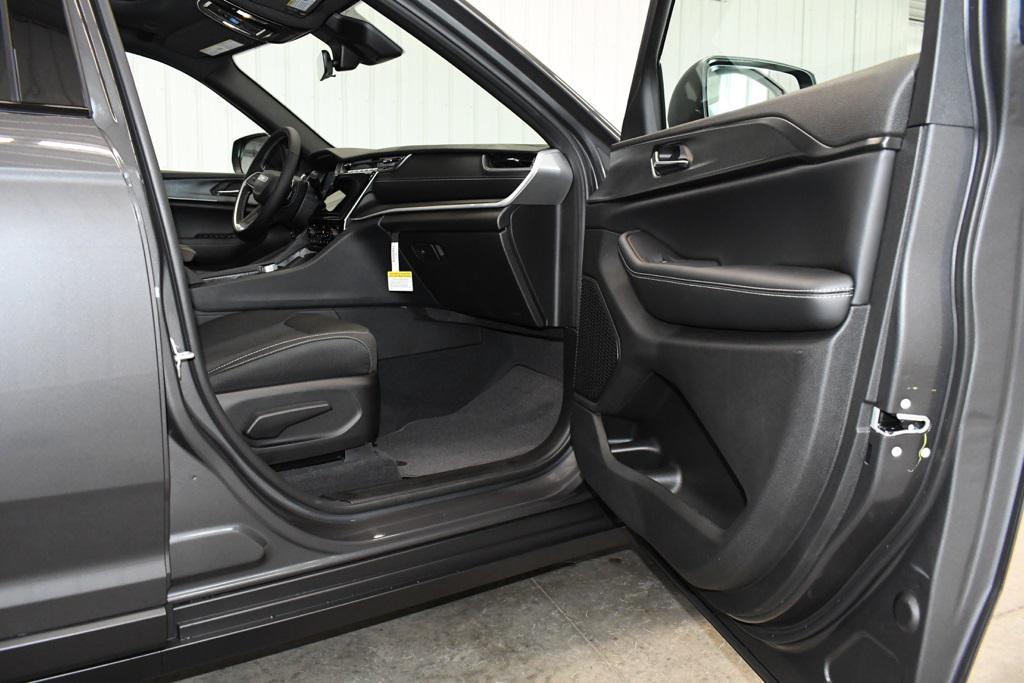 new 2025 Jeep Grand Cherokee car, priced at $41,927