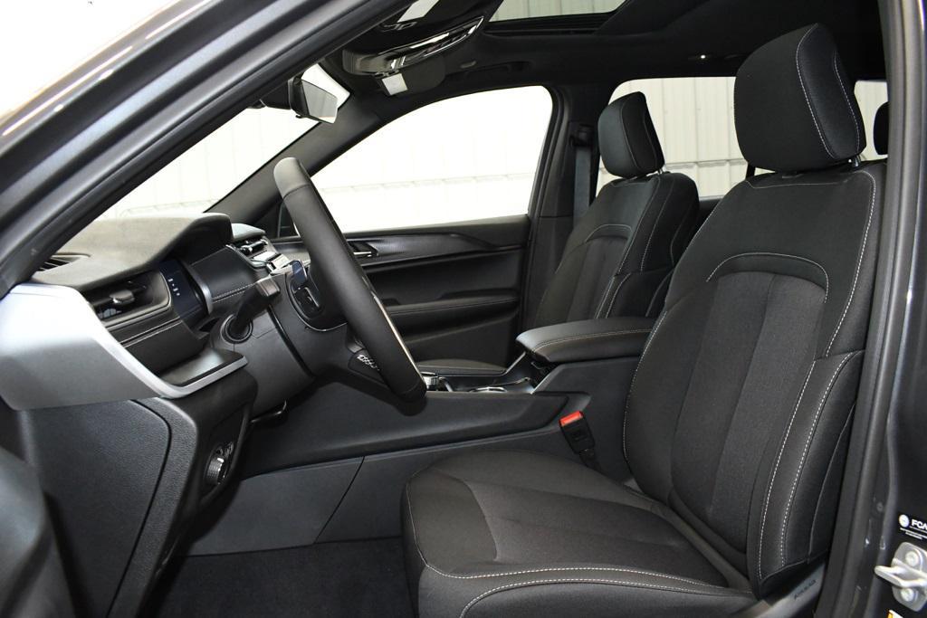 new 2025 Jeep Grand Cherokee car, priced at $41,927