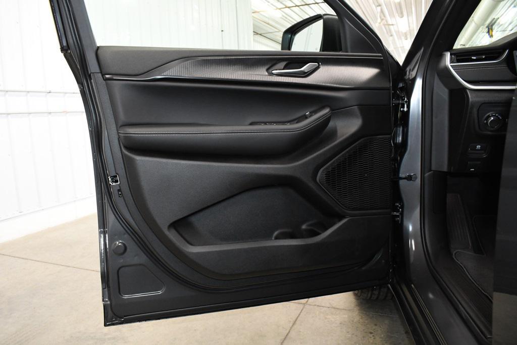 new 2025 Jeep Grand Cherokee car, priced at $41,927