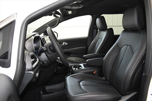 new 2025 Chrysler Pacifica car, priced at $41,867