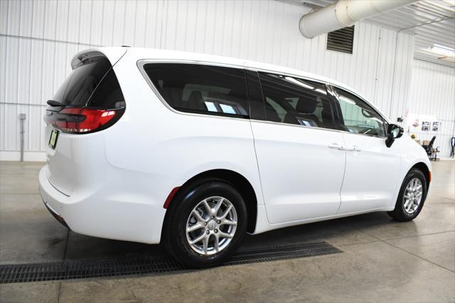 new 2025 Chrysler Pacifica car, priced at $41,867