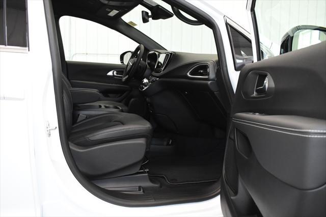 new 2025 Chrysler Pacifica car, priced at $41,867