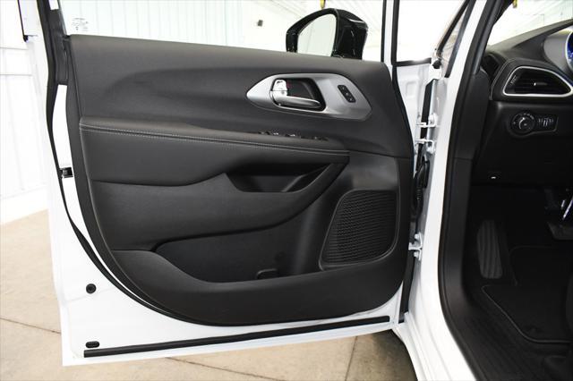 new 2025 Chrysler Pacifica car, priced at $41,867