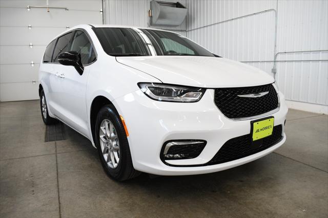 new 2025 Chrysler Pacifica car, priced at $41,867