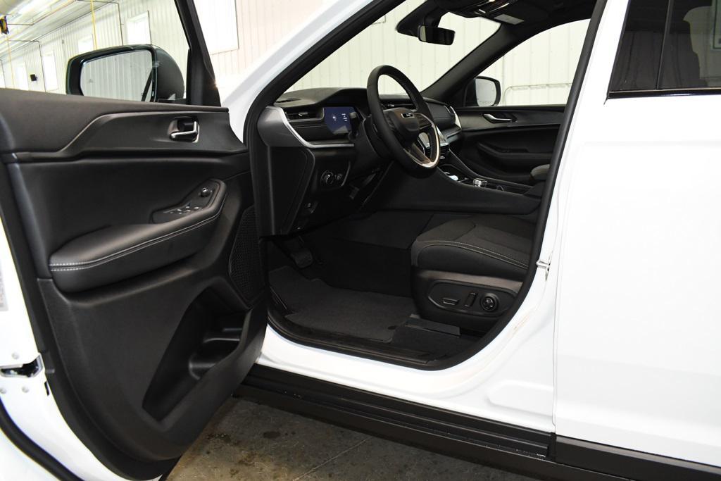 new 2025 Jeep Grand Cherokee car, priced at $41,391
