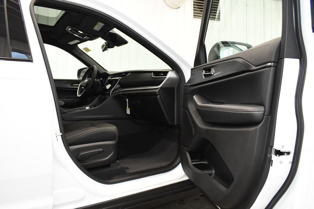 new 2025 Jeep Grand Cherokee car, priced at $41,391