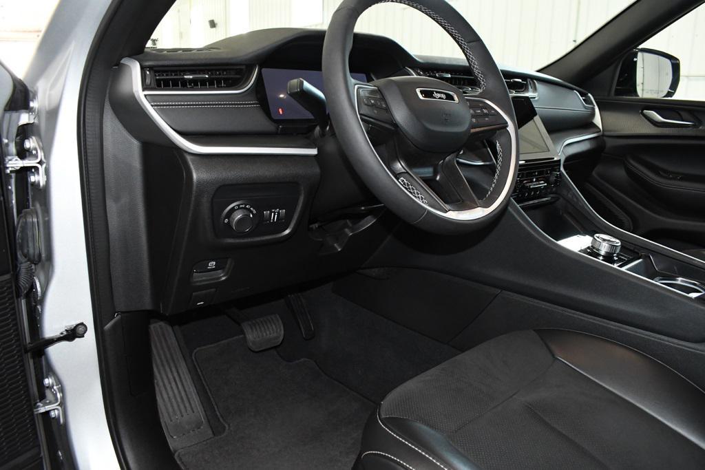 used 2024 Jeep Grand Cherokee car, priced at $38,890