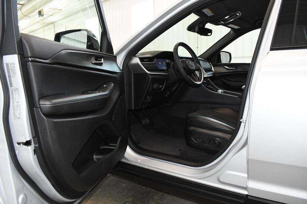 used 2024 Jeep Grand Cherokee car, priced at $38,890