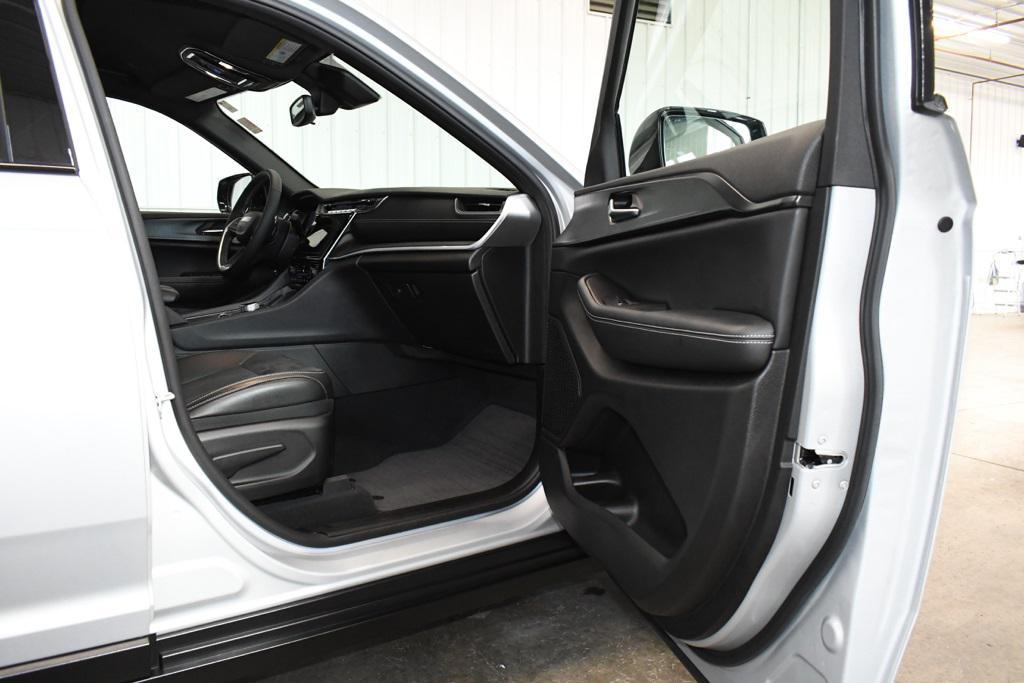 used 2024 Jeep Grand Cherokee car, priced at $38,890