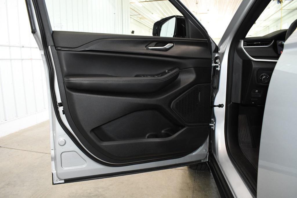used 2024 Jeep Grand Cherokee car, priced at $38,890