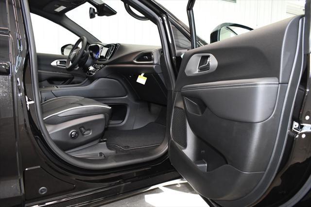 new 2025 Chrysler Pacifica car, priced at $51,955