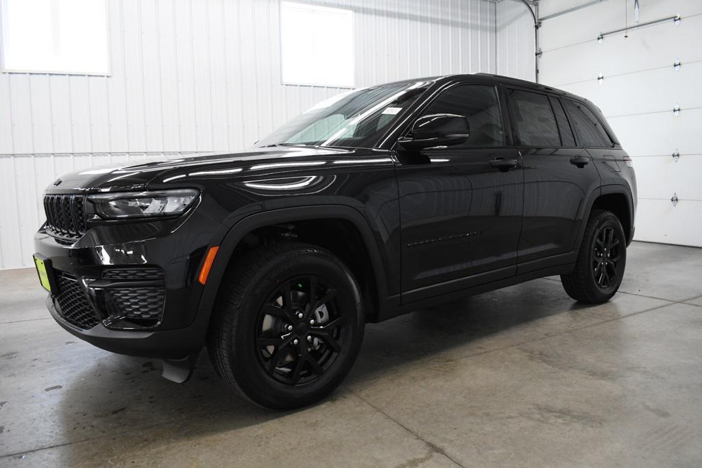 new 2025 Jeep Grand Cherokee car, priced at $41,729