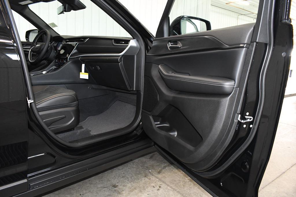 new 2025 Jeep Grand Cherokee car, priced at $41,729
