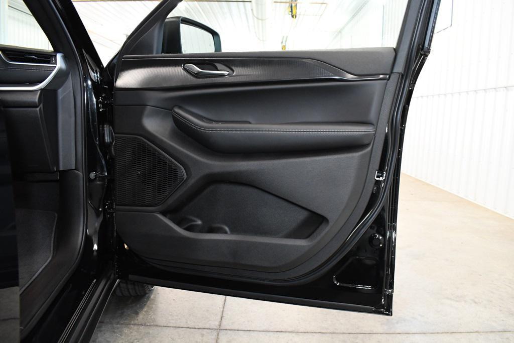 new 2025 Jeep Grand Cherokee car, priced at $42,052