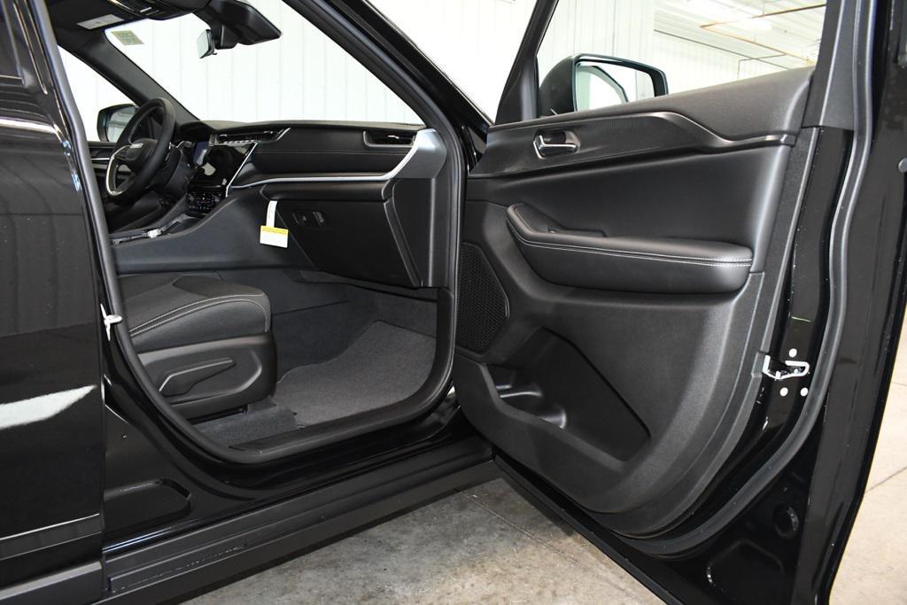new 2025 Jeep Grand Cherokee car, priced at $42,052