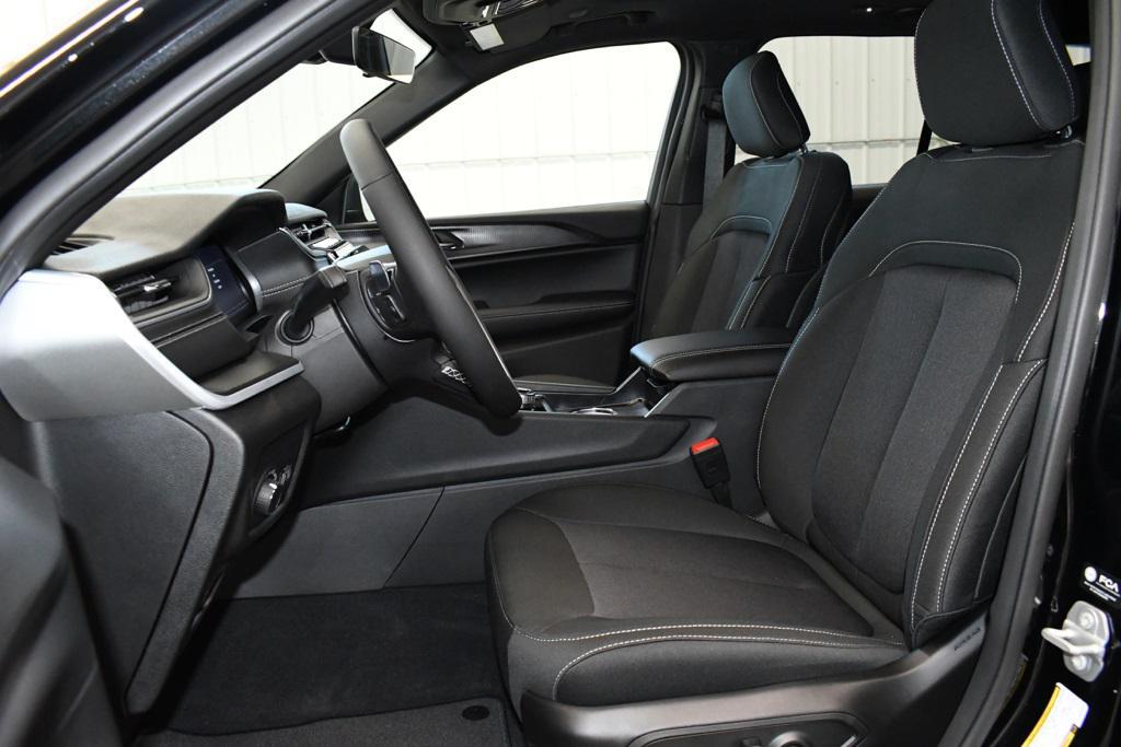 new 2025 Jeep Grand Cherokee car, priced at $42,052