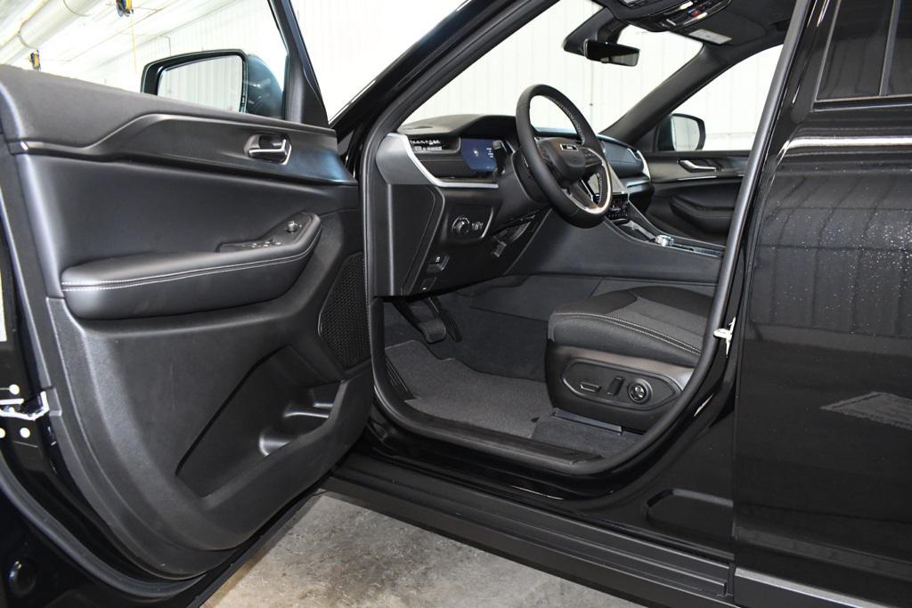 new 2025 Jeep Grand Cherokee car, priced at $42,052