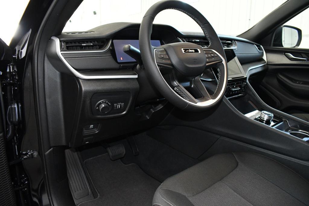 new 2025 Jeep Grand Cherokee car, priced at $42,052