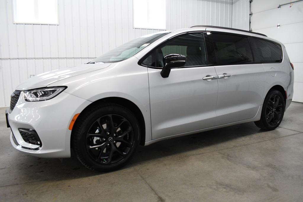 new 2026 Chrysler Pacifica car, priced at $47,695