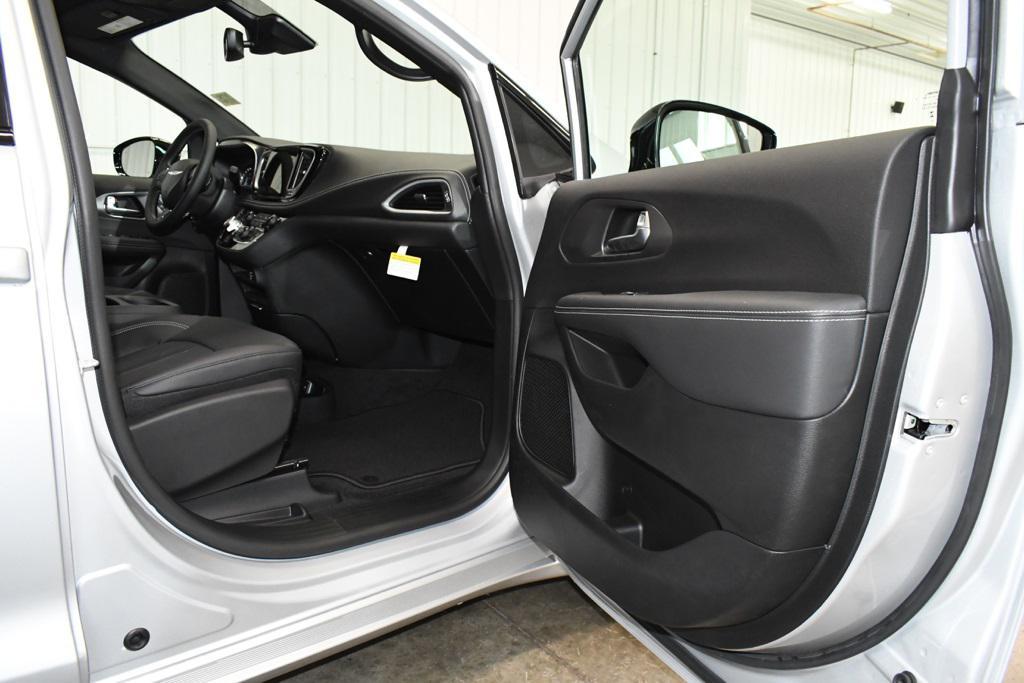 new 2026 Chrysler Pacifica car, priced at $47,695