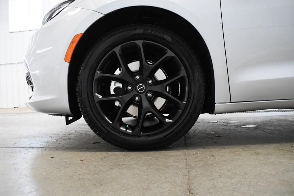 new 2026 Chrysler Pacifica car, priced at $47,695