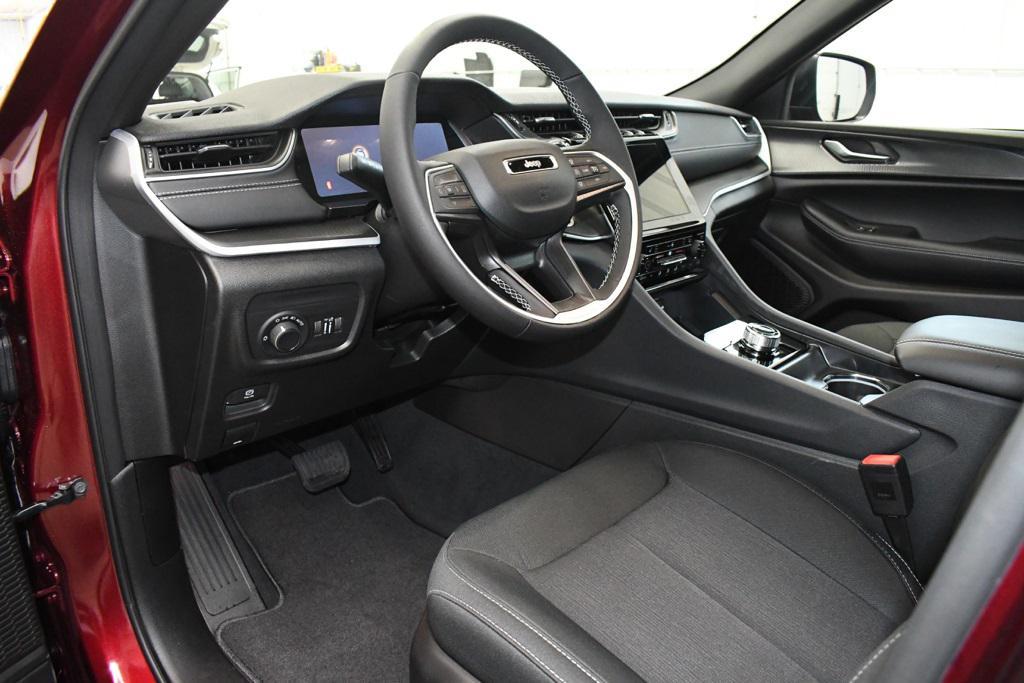 new 2025 Jeep Grand Cherokee car, priced at $39,427