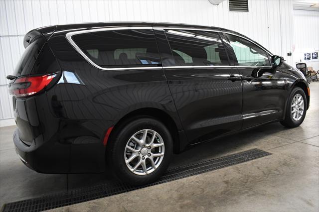 new 2025 Chrysler Pacifica car, priced at $41,867