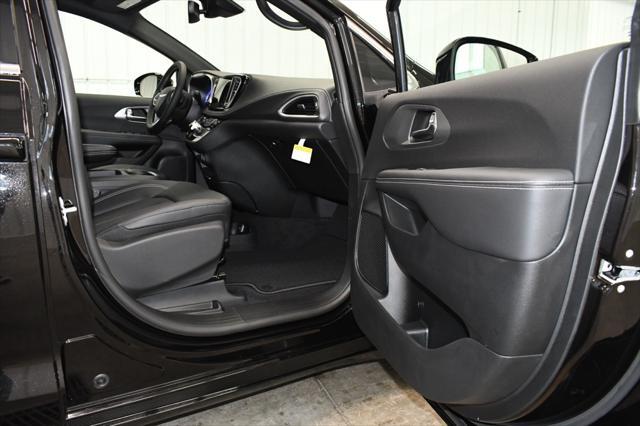 new 2025 Chrysler Pacifica car, priced at $41,867