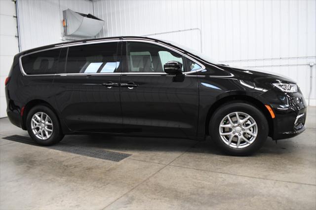 new 2025 Chrysler Pacifica car, priced at $41,867