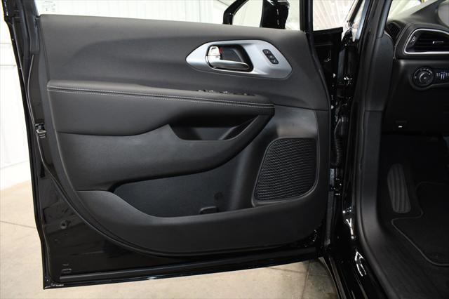 new 2025 Chrysler Pacifica car, priced at $41,867