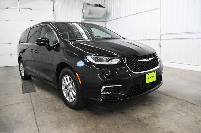 new 2025 Chrysler Pacifica car, priced at $41,867