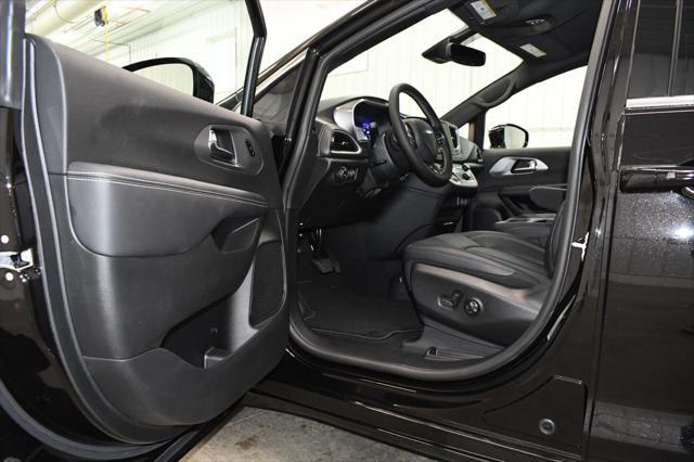 new 2025 Chrysler Pacifica car, priced at $41,867