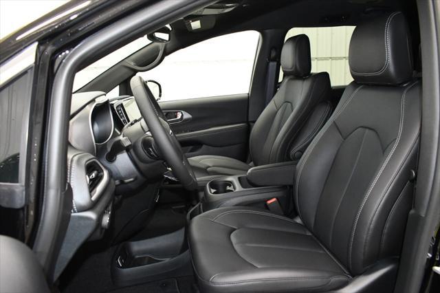 new 2025 Chrysler Pacifica car, priced at $41,867