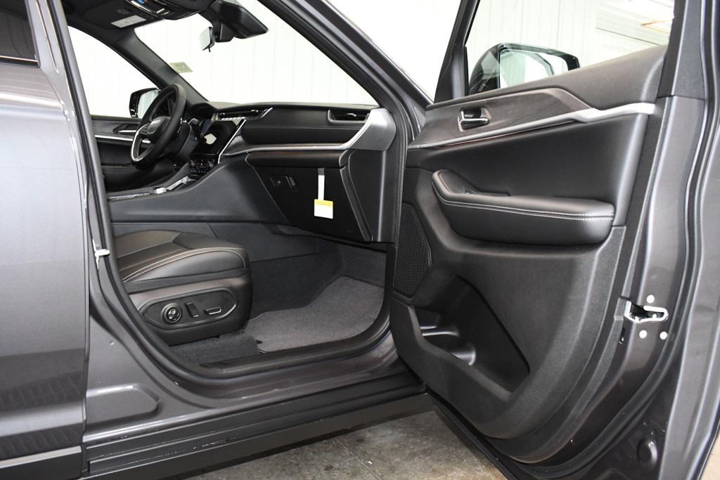 new 2025 Jeep Grand Cherokee car, priced at $45,513