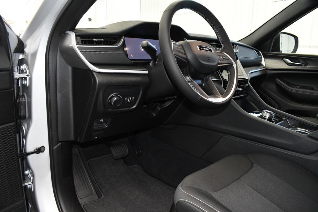 new 2025 Jeep Grand Cherokee car, priced at $42,052