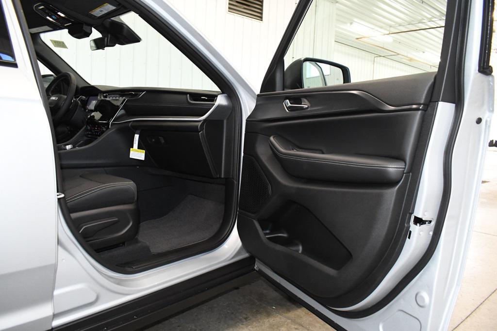 new 2025 Jeep Grand Cherokee car, priced at $42,052