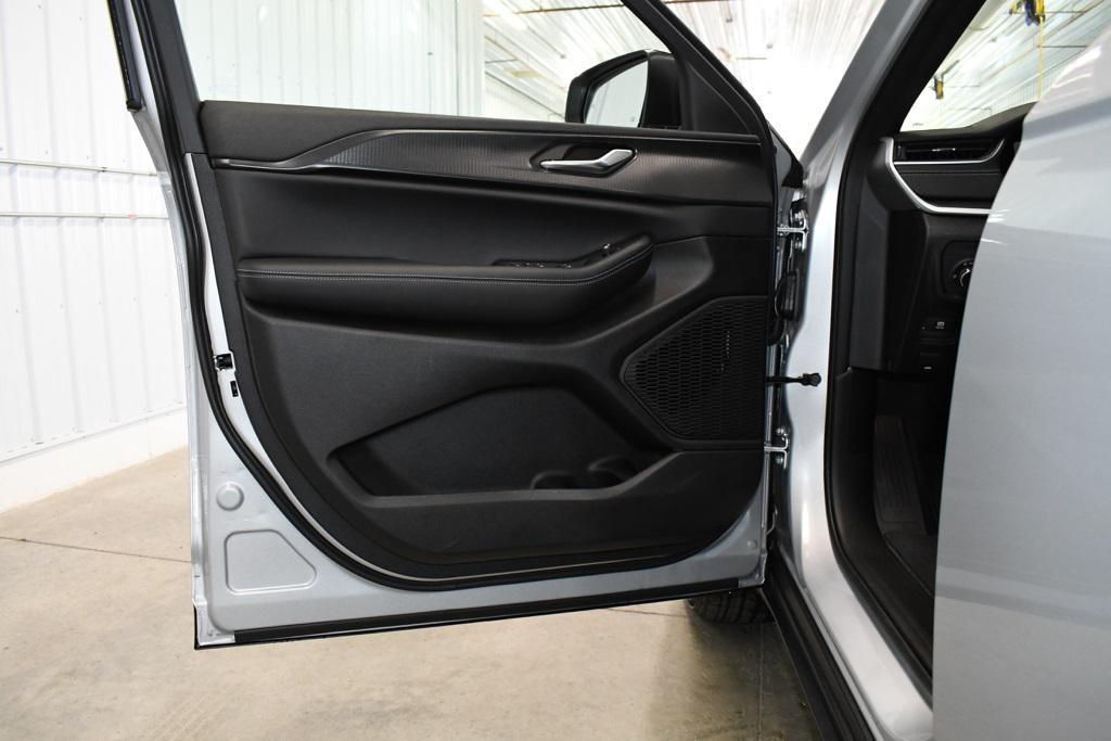new 2025 Jeep Grand Cherokee car, priced at $42,052