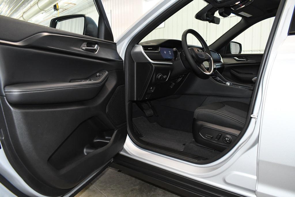 new 2025 Jeep Grand Cherokee car, priced at $42,052