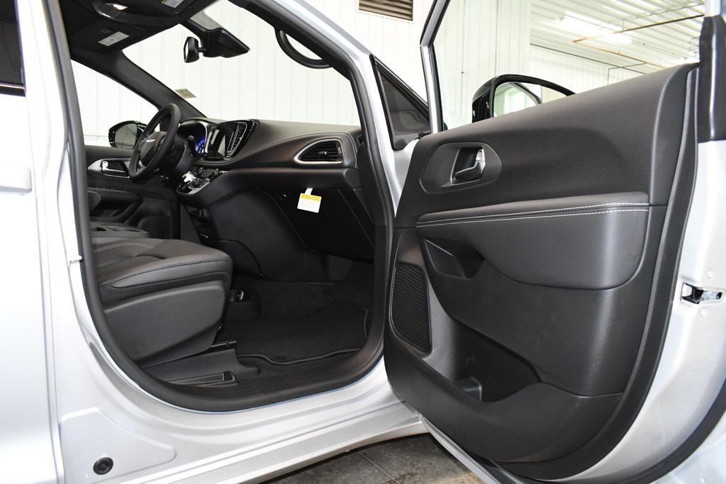 new 2026 Chrysler Pacifica car, priced at $47,695