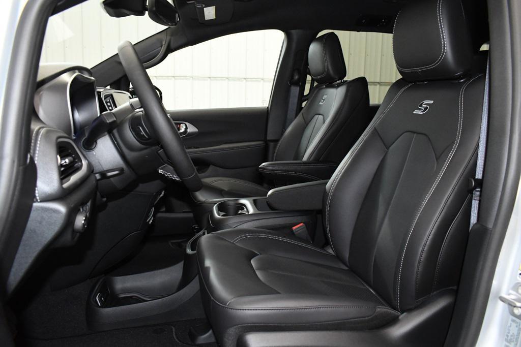 new 2026 Chrysler Pacifica car, priced at $47,695