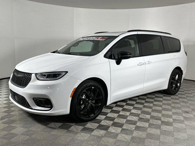 used 2025 Chrysler Pacifica car, priced at $35,698