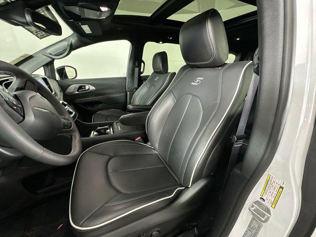 used 2025 Chrysler Pacifica car, priced at $35,698