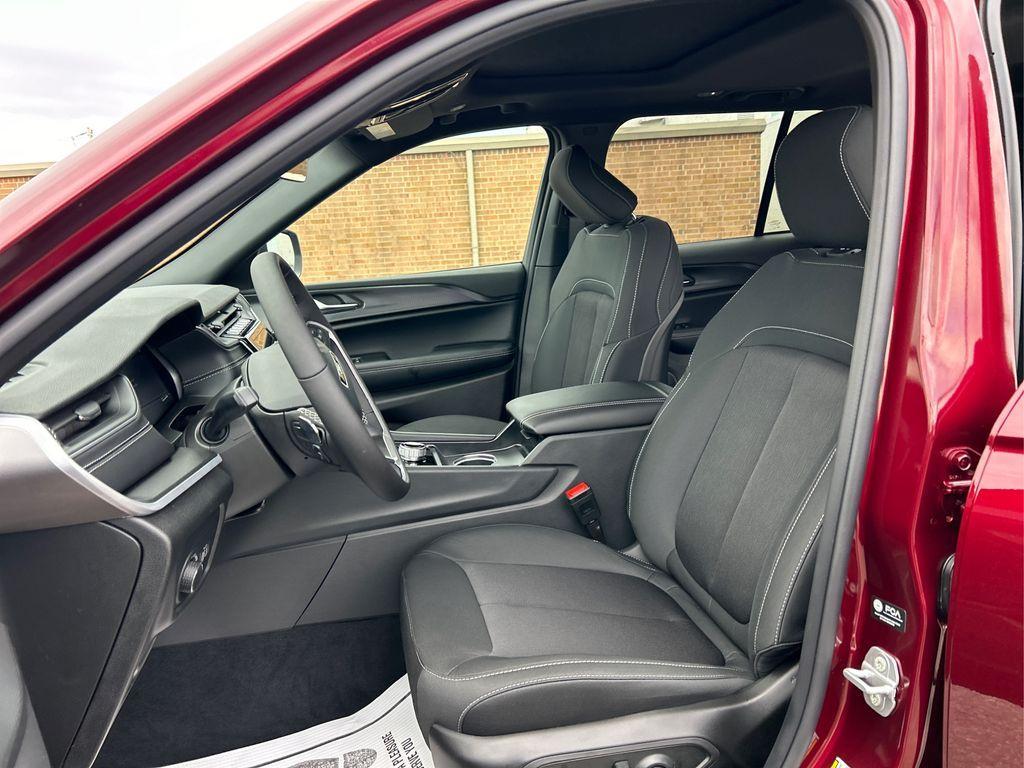 new 2025 Jeep Grand Cherokee car, priced at $37,749