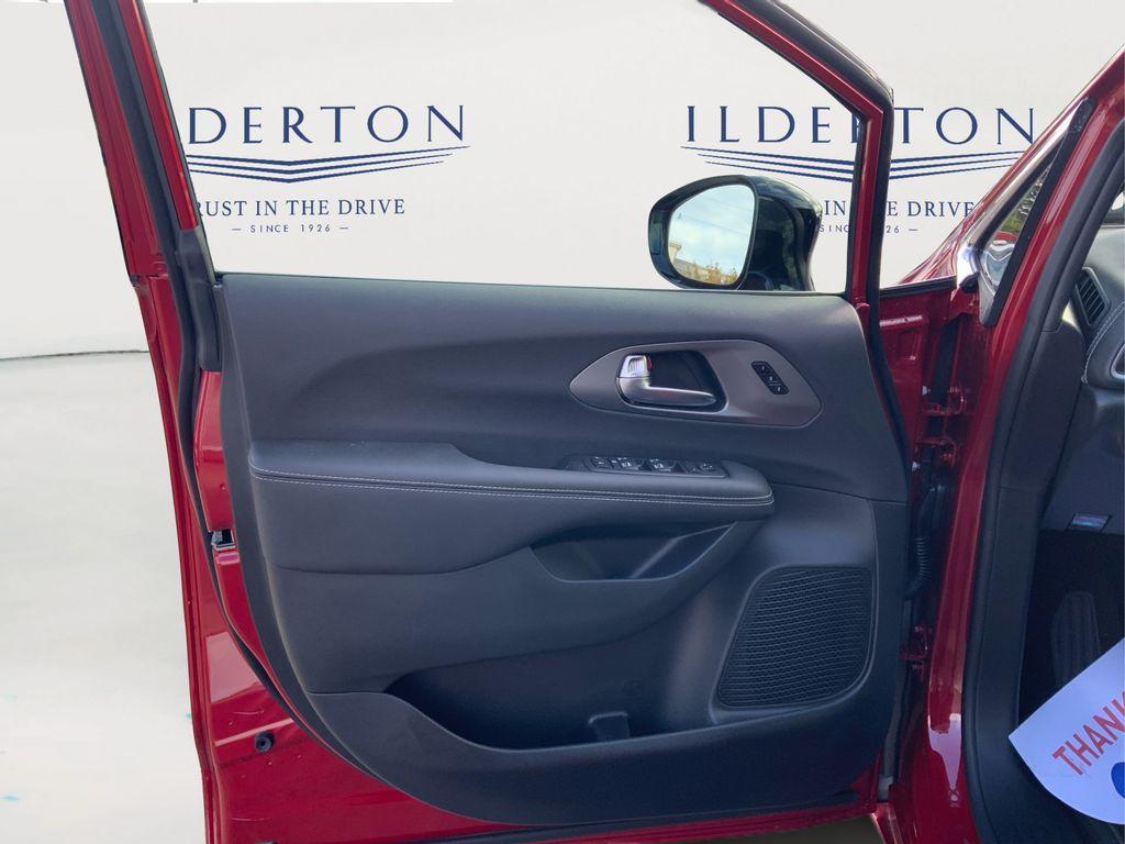 new 2026 Chrysler Pacifica car, priced at $40,640