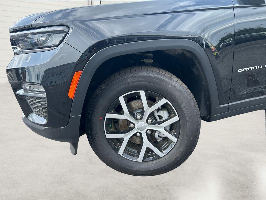 new 2025 Jeep Grand Cherokee car, priced at $40,249