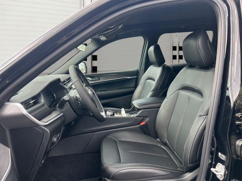 new 2025 Jeep Grand Cherokee car, priced at $40,249