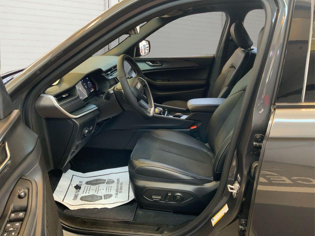 new 2025 Jeep Grand Cherokee car, priced at $36,749