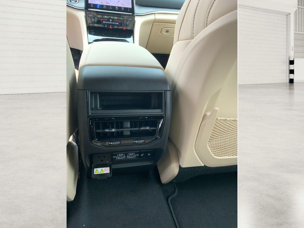 new 2025 Jeep Grand Cherokee car, priced at $43,499